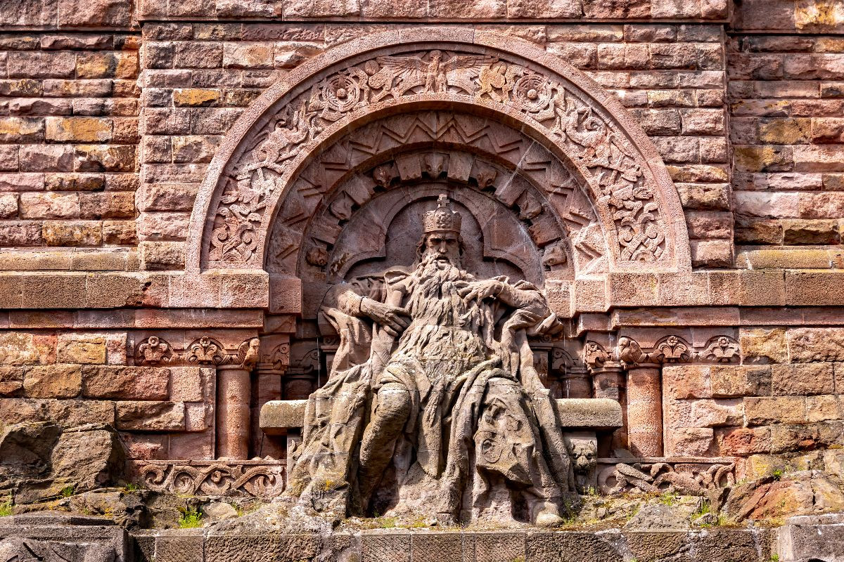 Sandsteinstatue Kaiser Friedrich I - Barbarossa im Kyffhäuserdenkmal