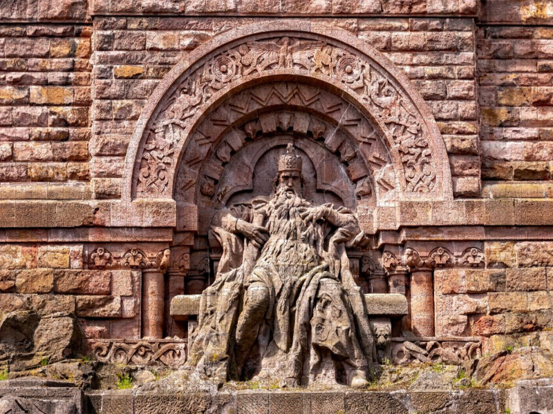 Sandsteinstatue Kaiser Friedrich I - Barbarossa im Kyffhäuserdenkmal