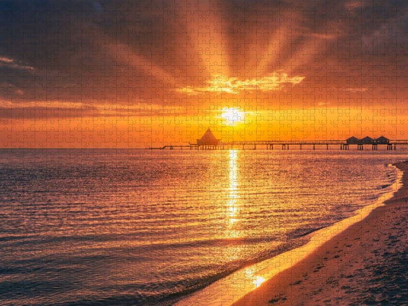 Seebrücke im Sonnenaufgang