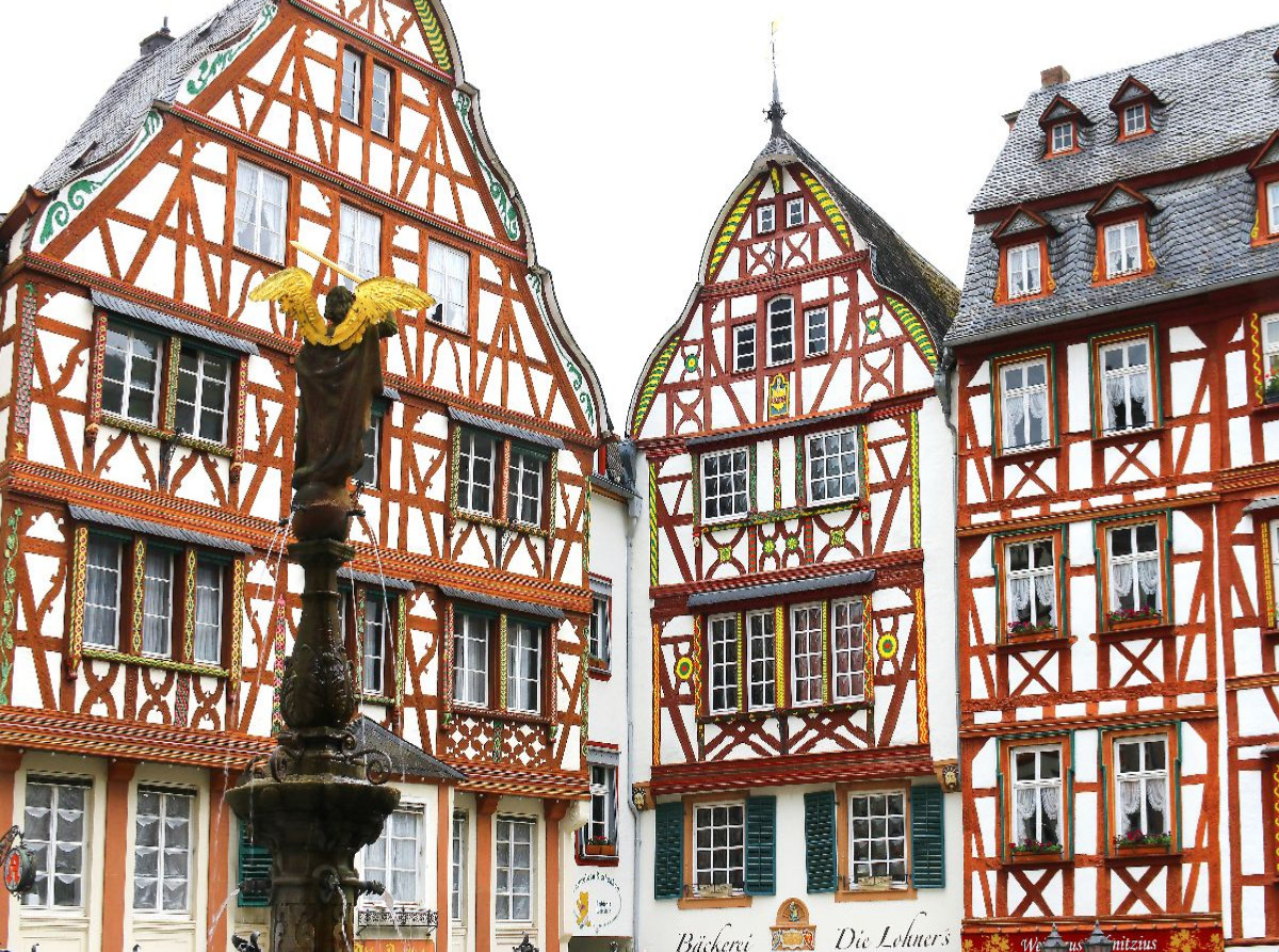 Marktplatz mit St. Michaelsbrunnen in Bernkastel-Kues