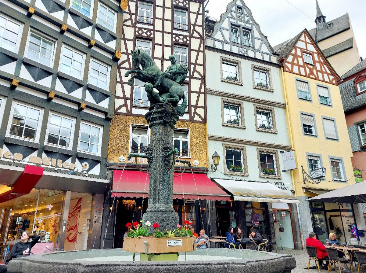 Cochem, Martinsbrunnen auf dem historischen Marktplatz