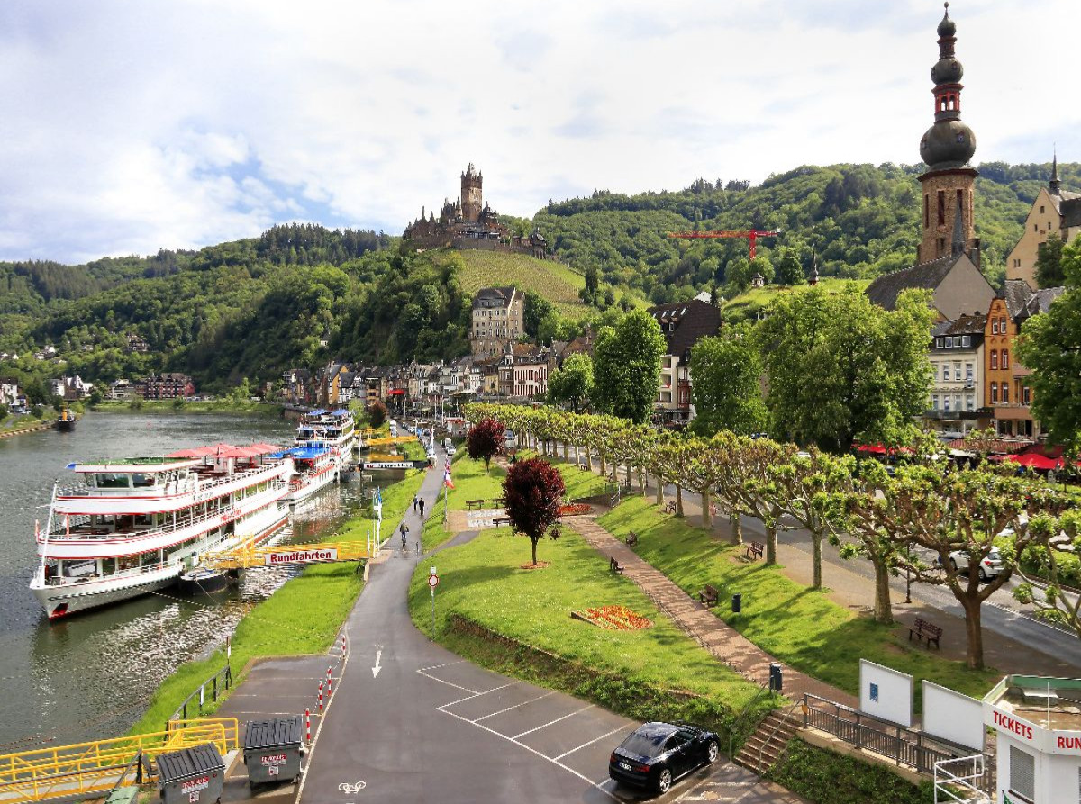 Cochem, Blick von der Skagerak-Brücke bis zur Reichsburg