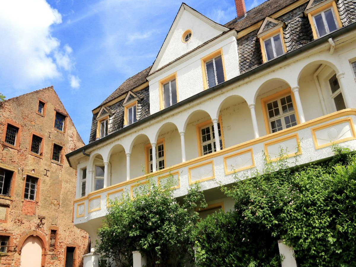 Architektonische Gegensätze im Staden in Saarburg
