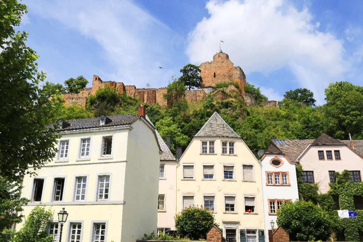 Blick zur Burgruine in Saarburg in Rheinland-Pfalz