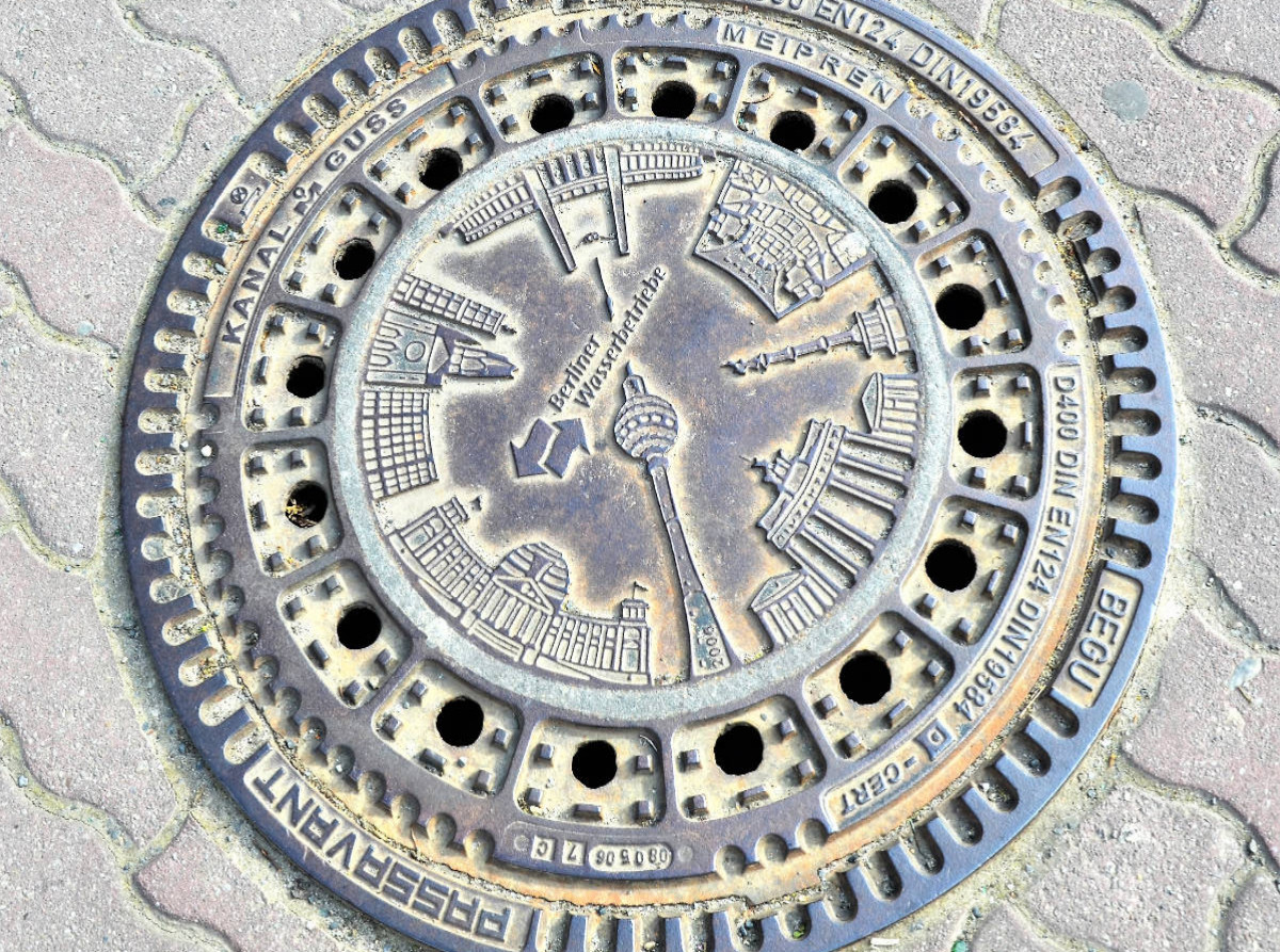 Kanaldeckel Schachtabdeckung Schachtdeckel Berliner Wasserbetriebe Wanddekoration der besonderen Art