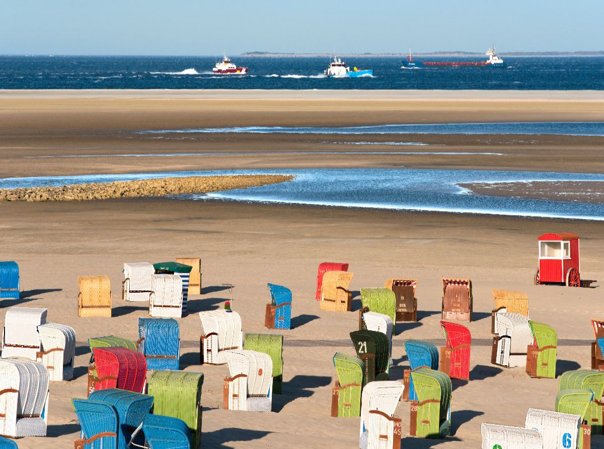 Strandkörbe, Sand, Schiffe und die See.