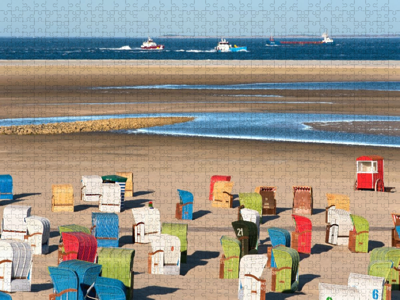 Strandkörbe, Sand, Schiffe und die See.