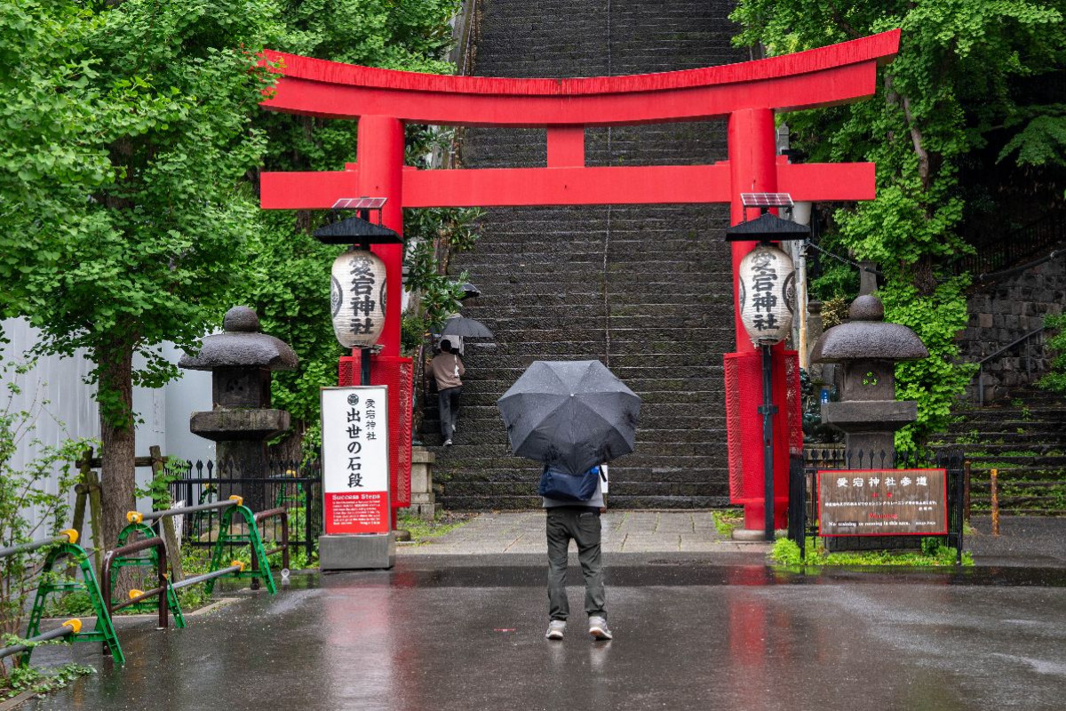 Im Regen durch die roten Tore