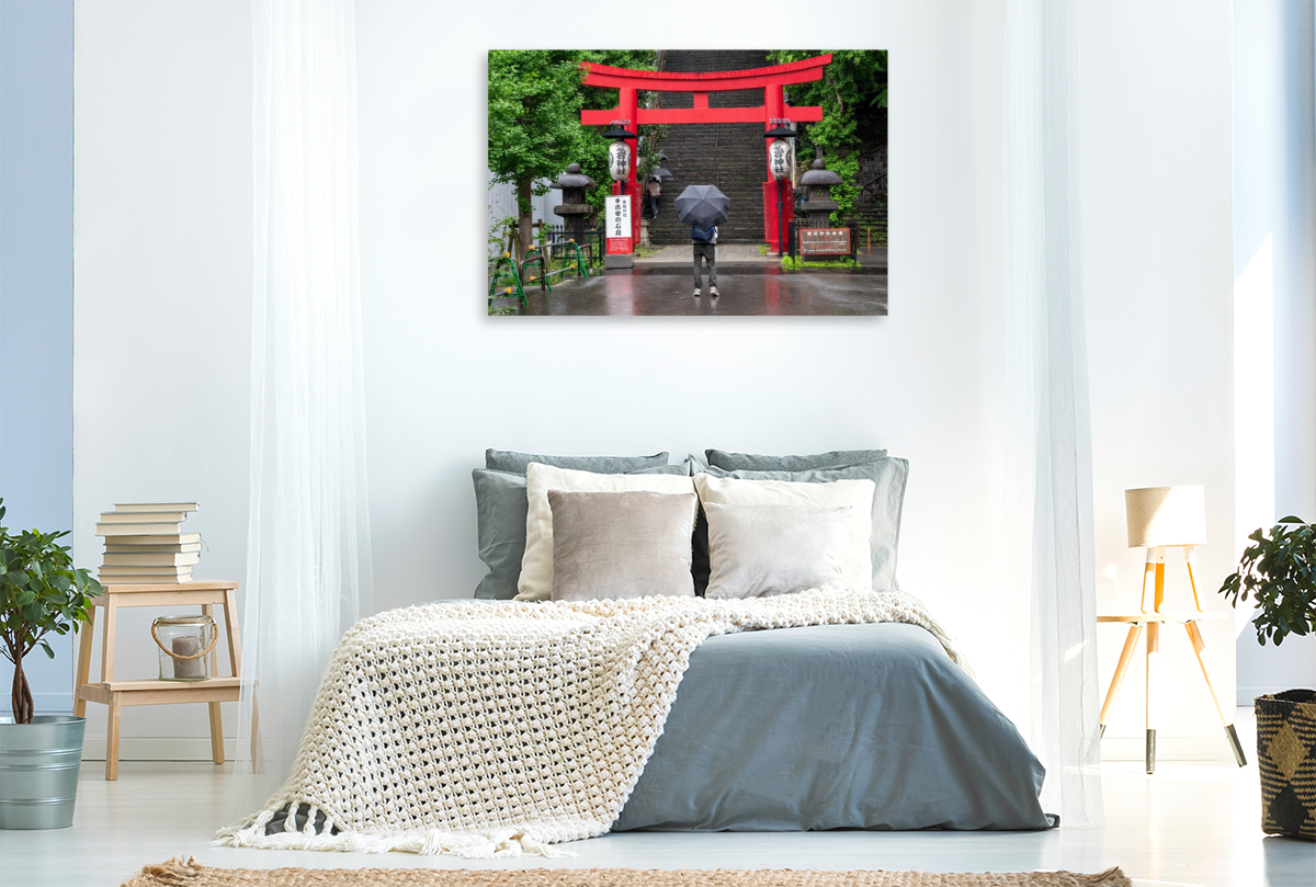 Im Regen durch die roten Tore