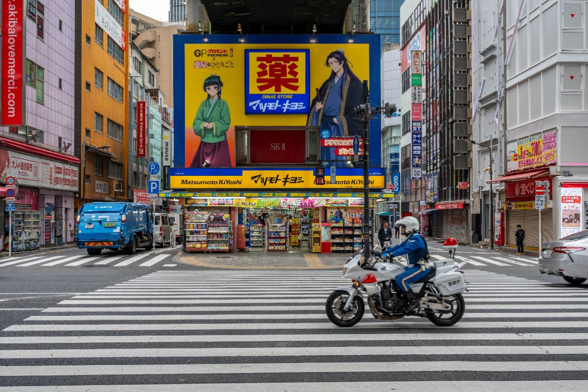 Polizist auf Motorrad in Akihabara