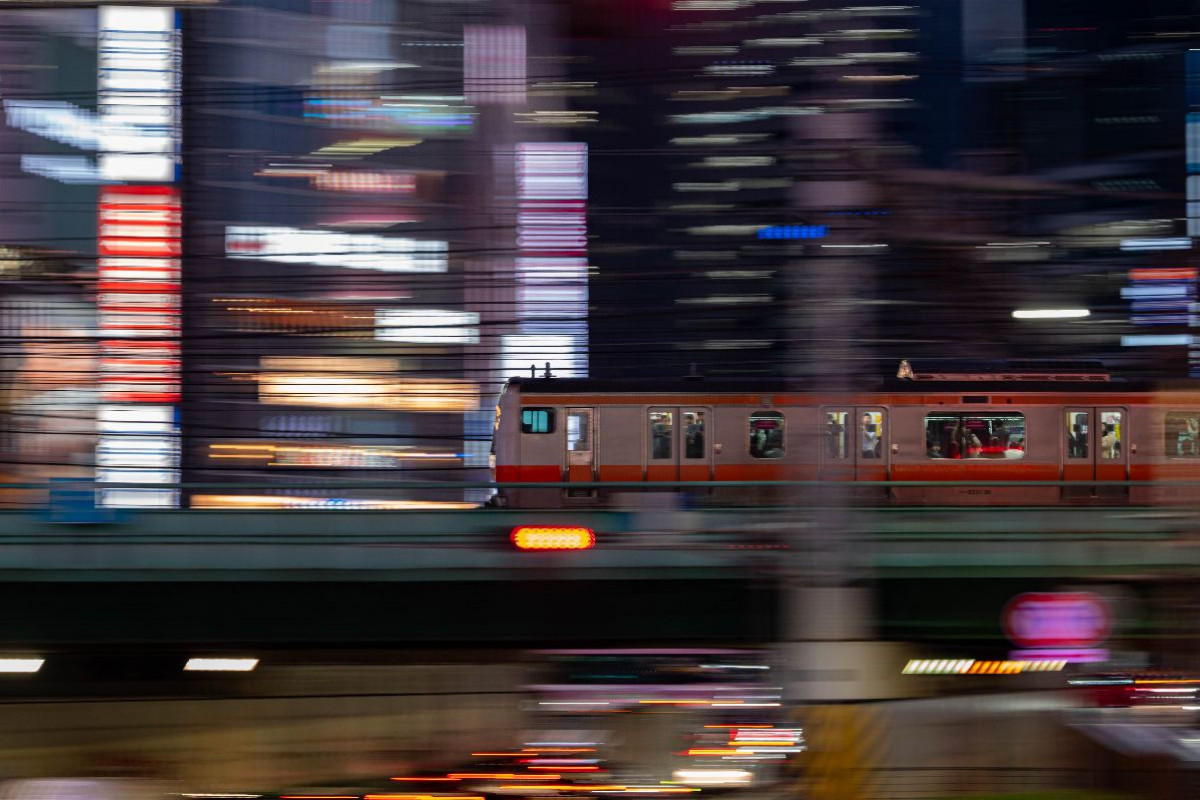 Mitzieher einer U-Bahn bei Nacht