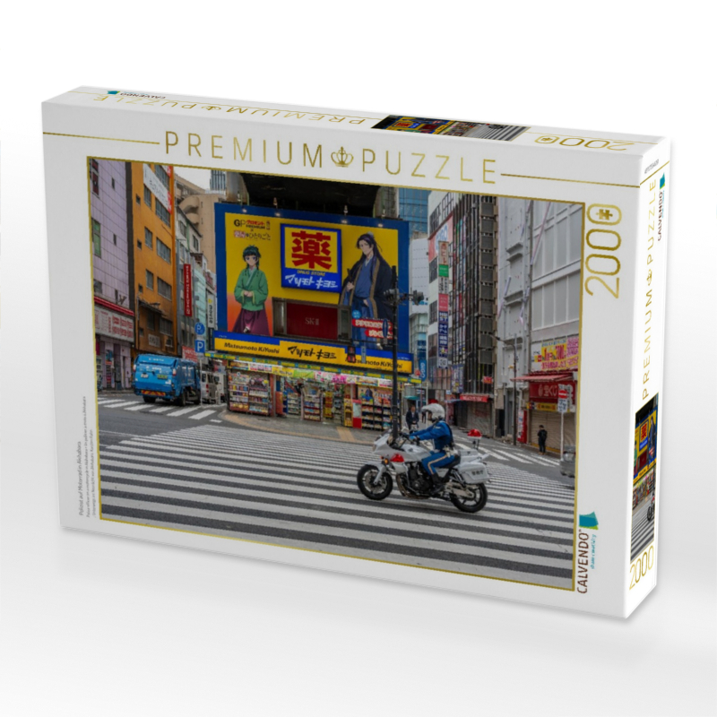 Polizist auf Motorrad in Akihabara