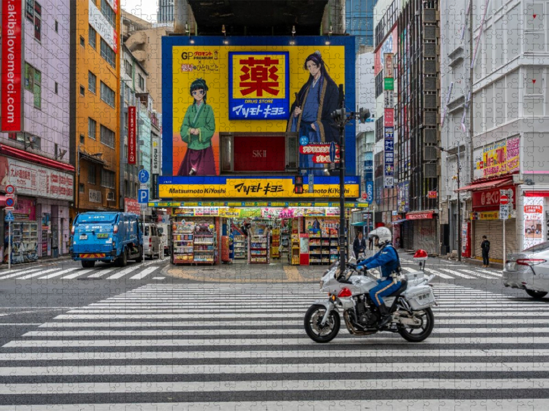 Polizist auf Motorrad in Akihabara