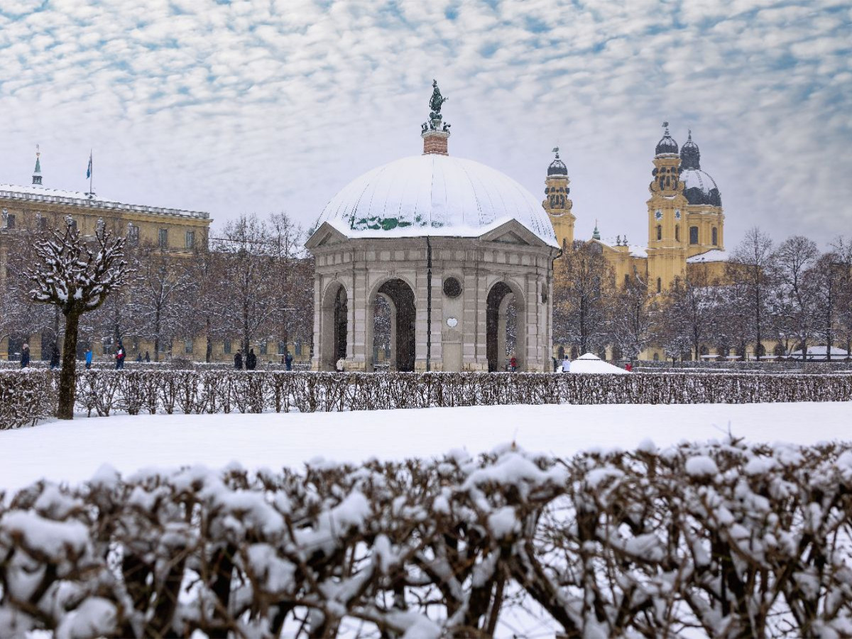 Hofgarten mit Dianatempel und Blick auf die Theatinerkirche St. Kajetan