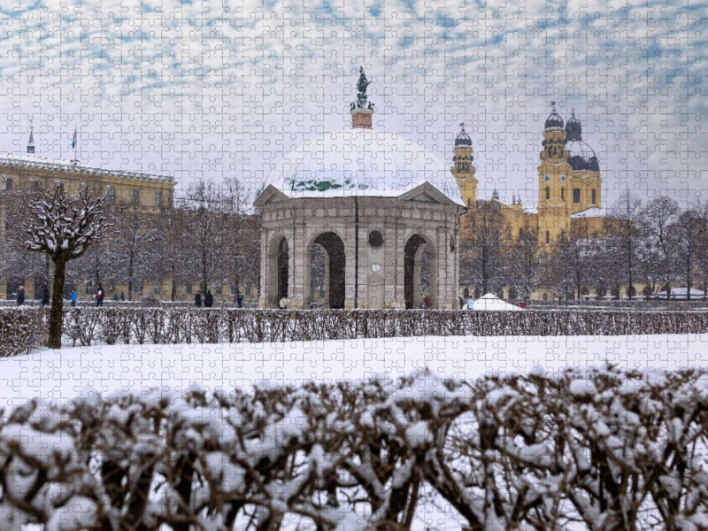 Hofgarten mit Dianatempel und Blick auf die Theatinerkirche St. Kajetan