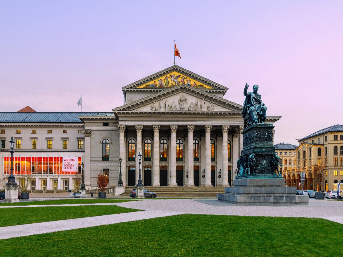 Max-Joseph-Platz, Bayerische Staatsoper und Denkmal Maximilian I. Joseph