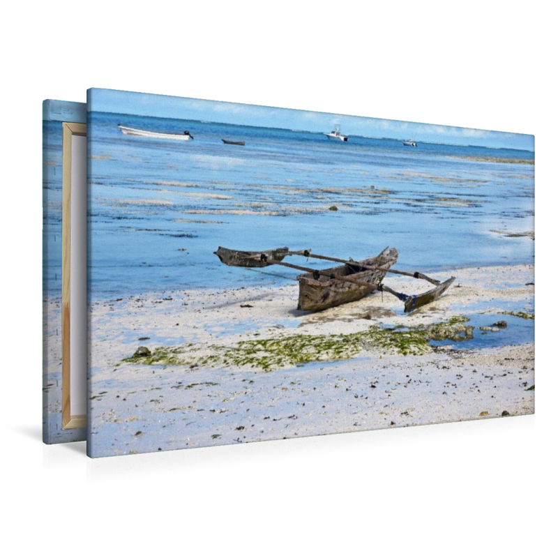 Holzboot am Strand