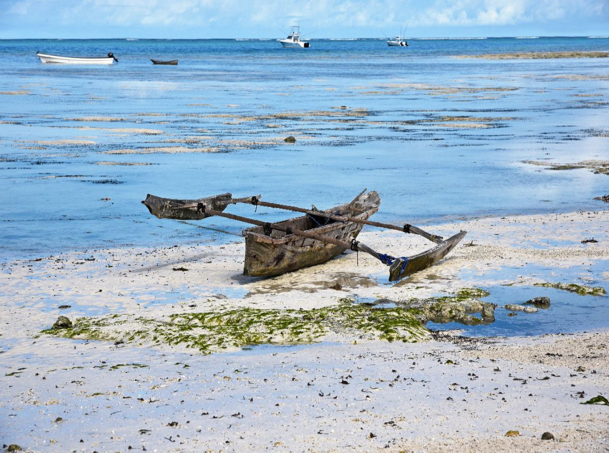 Holzboot am Strand