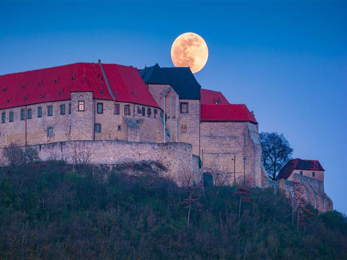 Schloss Neuenburg am Abend