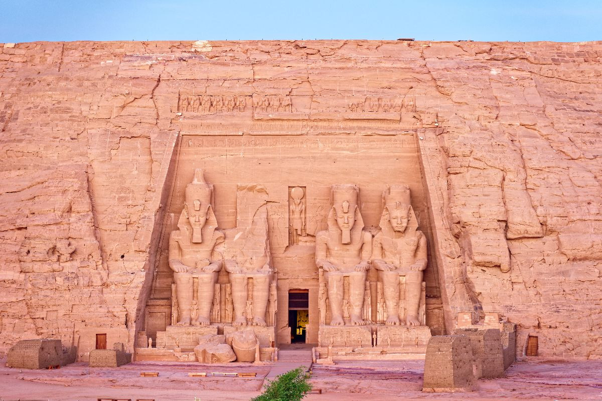 Großer Tempel Ramses II. bei Tagesanbruch (Abu Simbel)