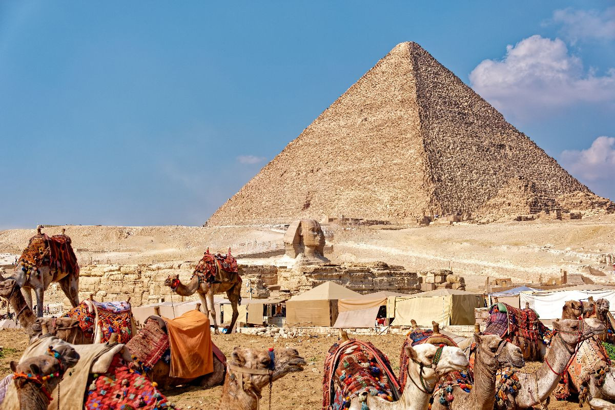 Doch noch geschafft: Cheops-Pyramide mit Kamelen