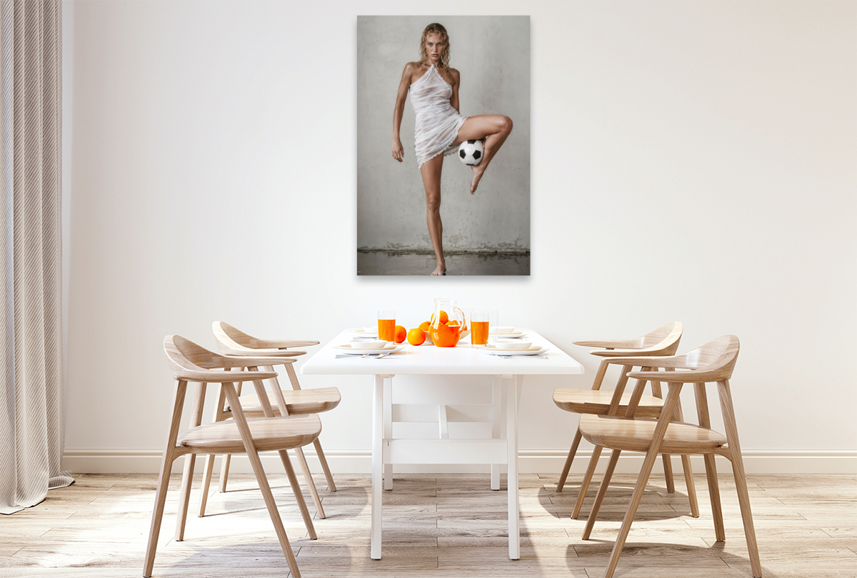 Ein Motiv aus dem Kalender Frauen mit Fußball – Eleganz. Leidenschaft.