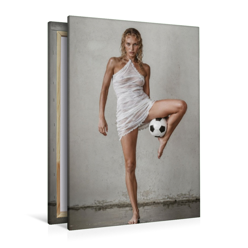Ein Motiv aus dem Kalender Frauen mit Fußball – Eleganz. Leidenschaft.