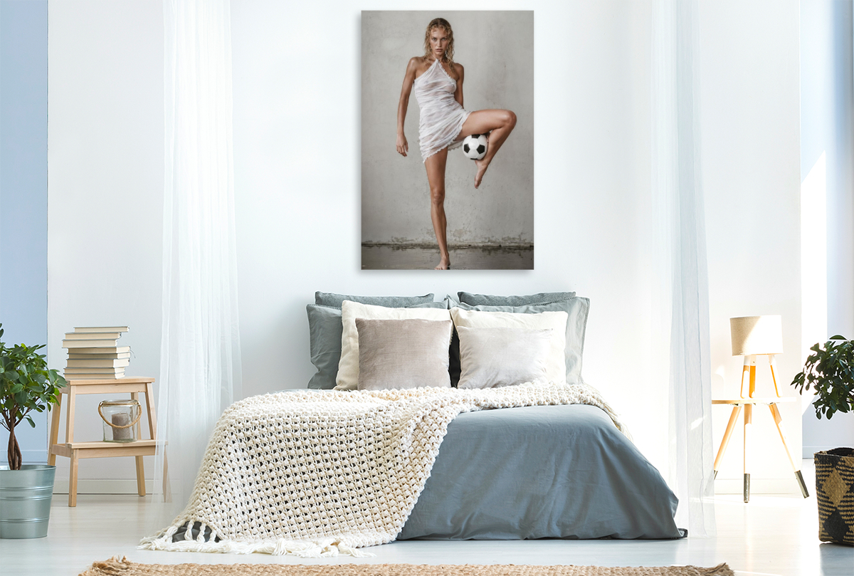Ein Motiv aus dem Kalender Frauen mit Fußball – Eleganz. Leidenschaft.