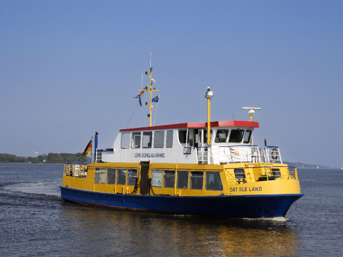 Elbfähre am Fähranleger Lühe,Elbe Altes Land
