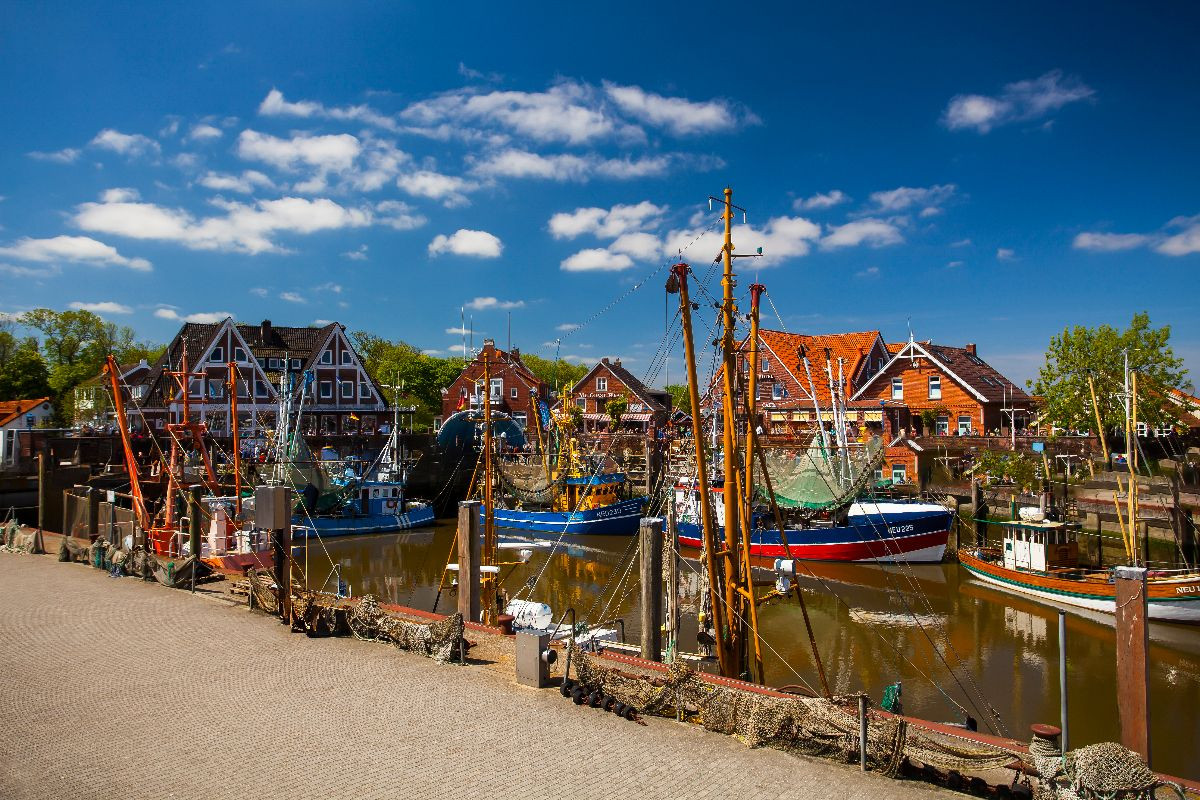 Krabbenkutter im Hafen von Neuharlingersiel, Ostfriesland