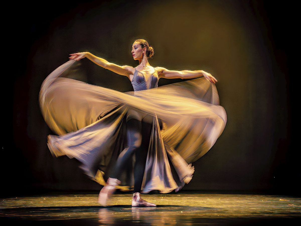 Licht schreibt Choreografie, jede Pose ein Funken.