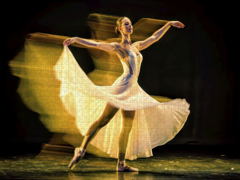 Die Bühne glüht, Langzeitbelichtung trifft Ballettpoesie.