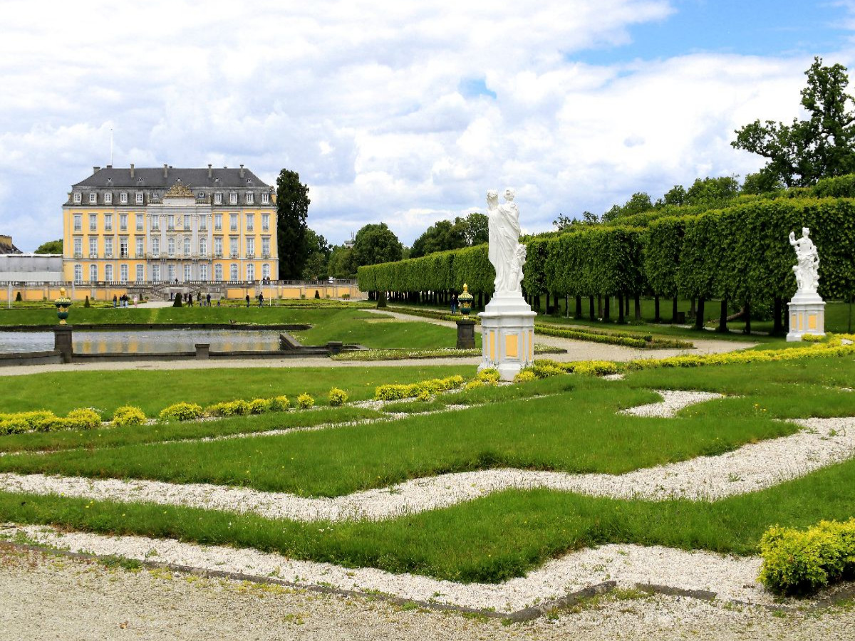 Blick auf das Rokoko-Schloss Augustusburg im rheinischen Brühl