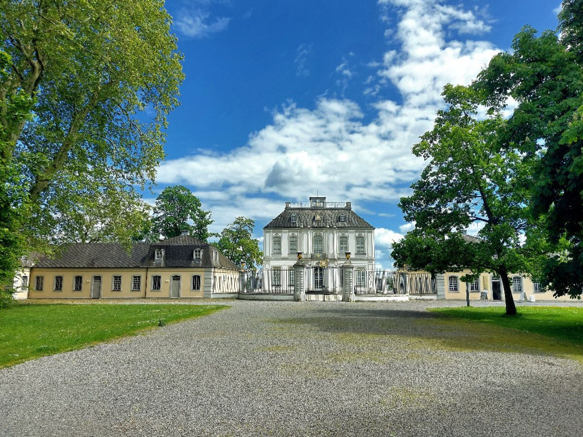 Das Rokoko-Jagdschloss Falkenlust im rheinischen Brühl