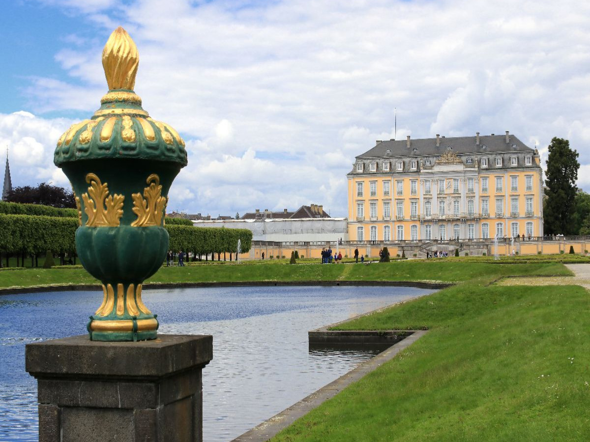 Dekor-Vase im Schlosspark Augustusburg im rheinischen Brühl