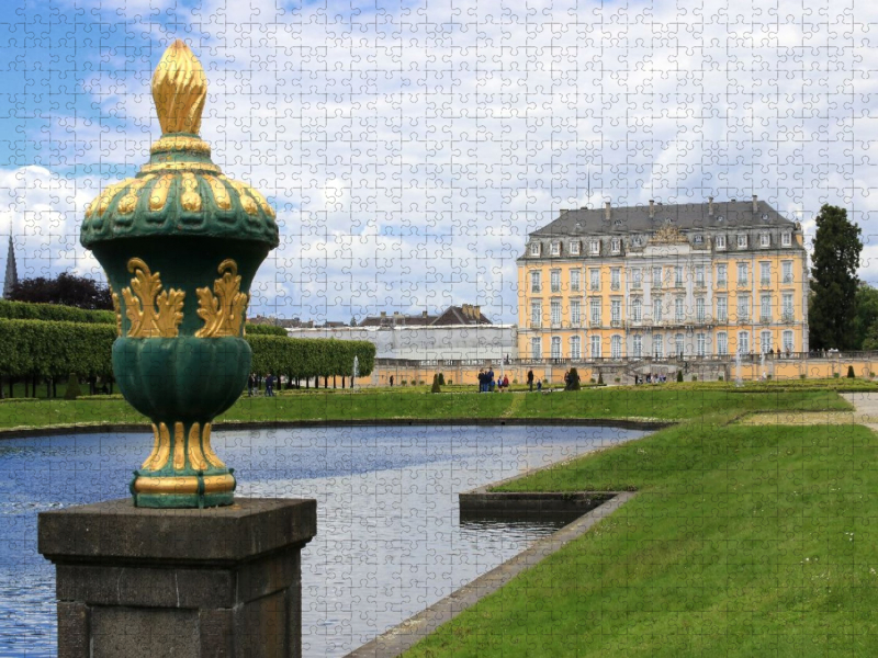 Dekor-Vase im Schlosspark Augustusburg im rheinischen Brühl