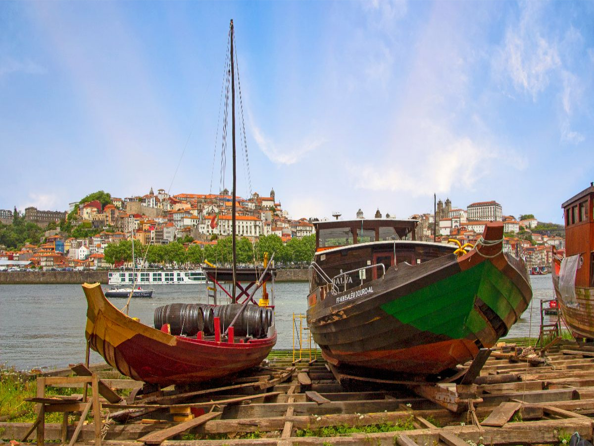Rabelo-Boote am Flussufer von Vila Nova de Gaia
