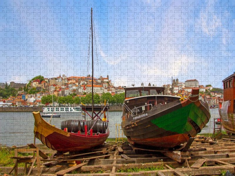 Rabelo-Boote am Flussufer von Vila Nova de Gaia