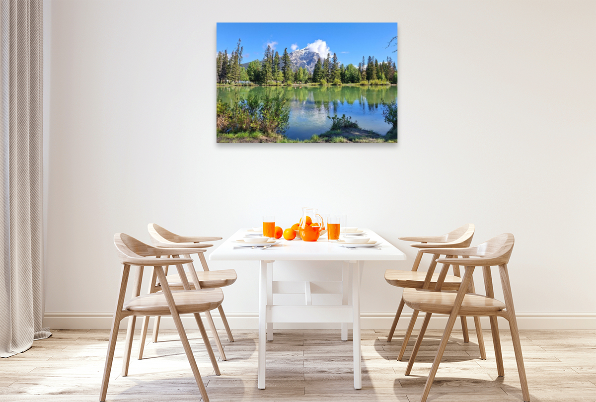 Banff, Bow River. Im Hintergrund der schneebedeckte Gipfel des Cascade Mountain, Alberta