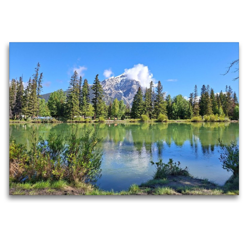 Banff, Bow River. Im Hintergrund der schneebedeckte Gipfel des Cascade Mountain, Alberta
