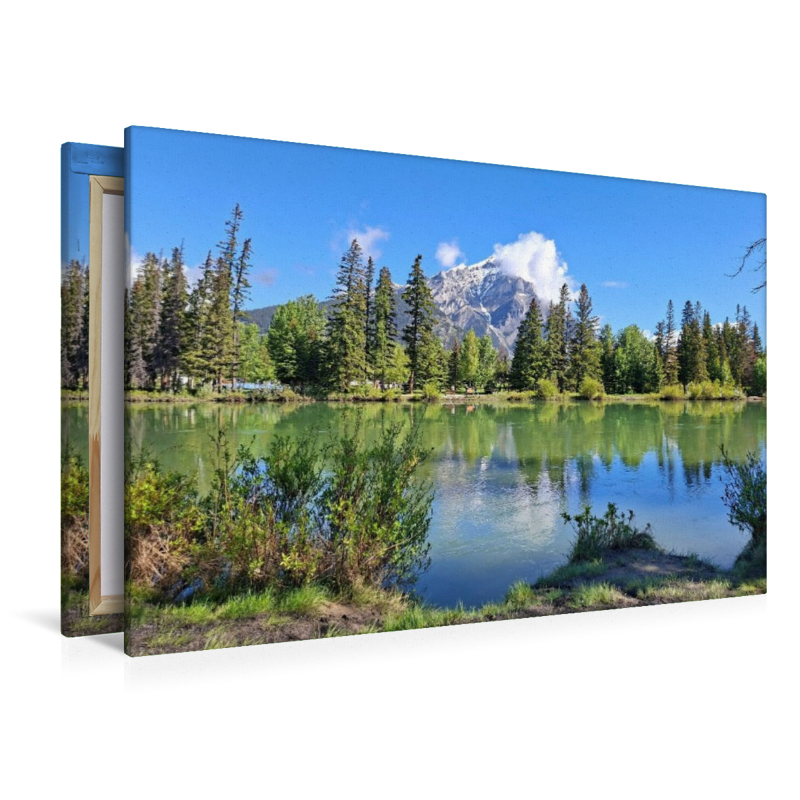 Banff, Bow River. Im Hintergrund der schneebedeckte Gipfel des Cascade Mountain, Alberta