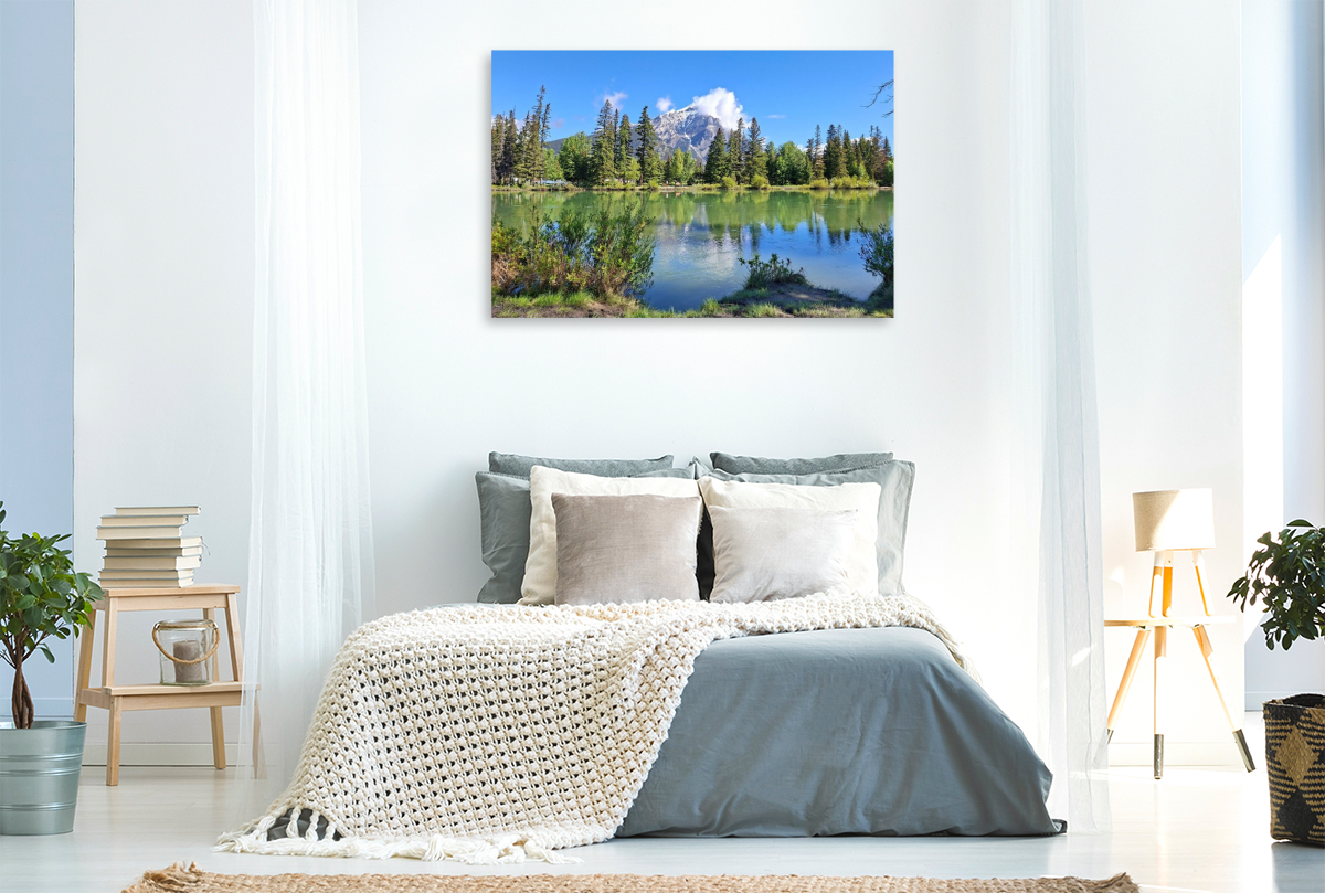 Banff, Bow River. Im Hintergrund der schneebedeckte Gipfel des Cascade Mountain, Alberta