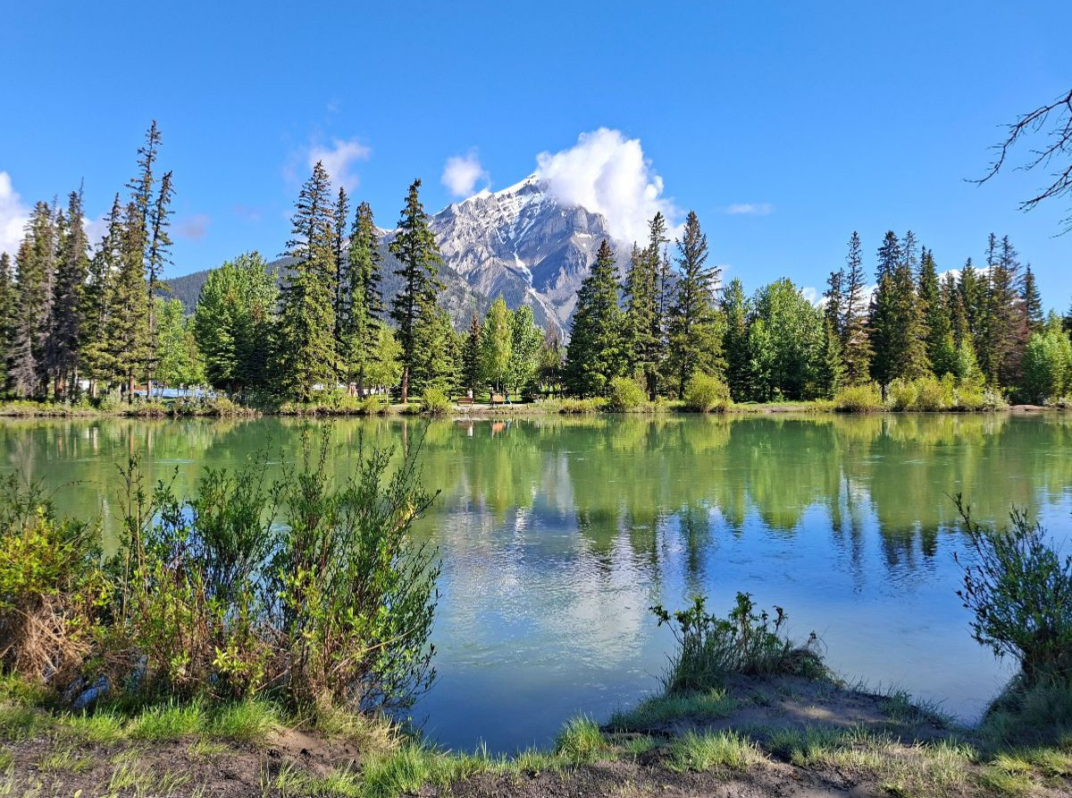 Banff, Bow River. Im Hintergrund der schneebedeckte Gipfel des Cascade Mountain, Alberta