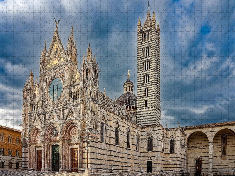 Siena: Die prachtvolle gotische Fassade des Doms Santa Maria Assunta und der charakteristisch gestreifte Glockenturm.