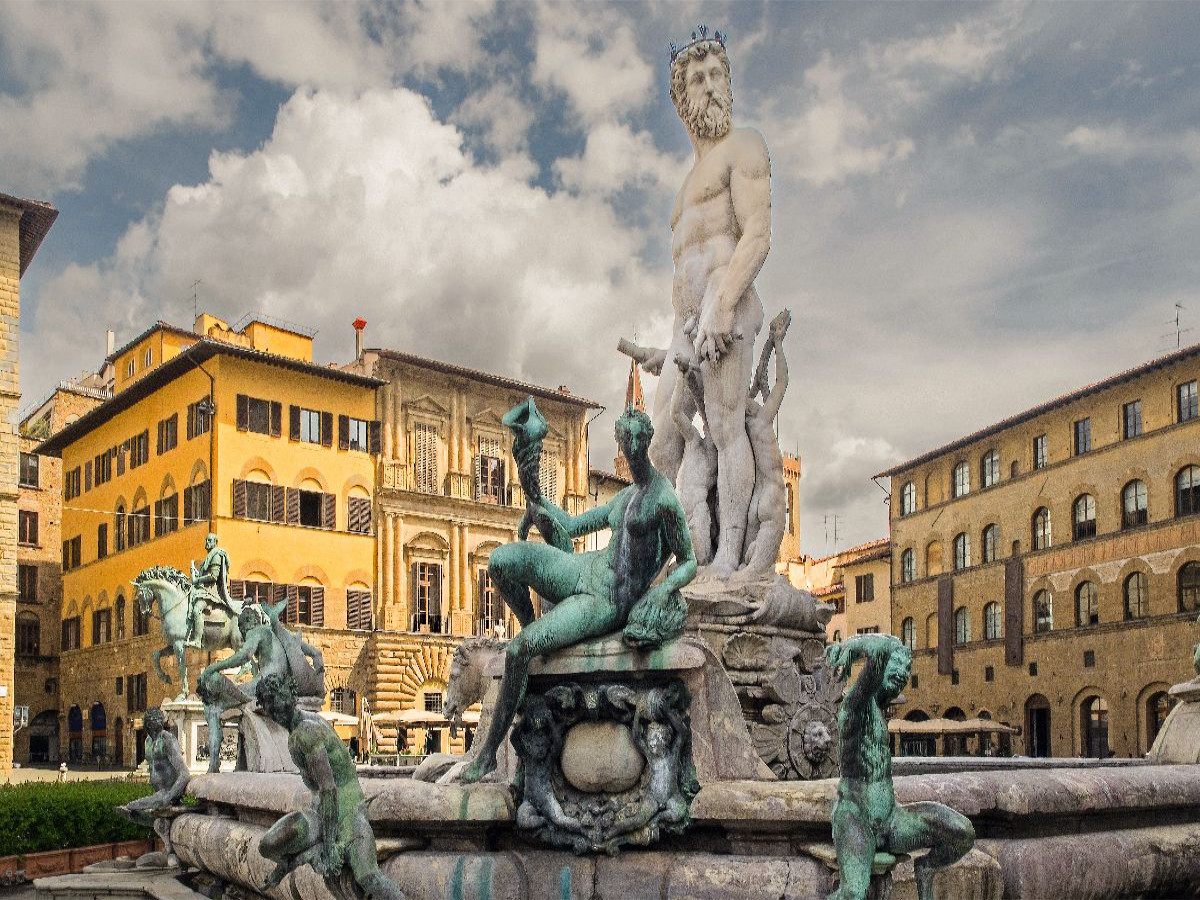 Florenz: Der monumentale Neptunbrunnen (Fontana di Nettuno) auf der Piazza della Signoria vor geschichtsträchtigen Palazzi.