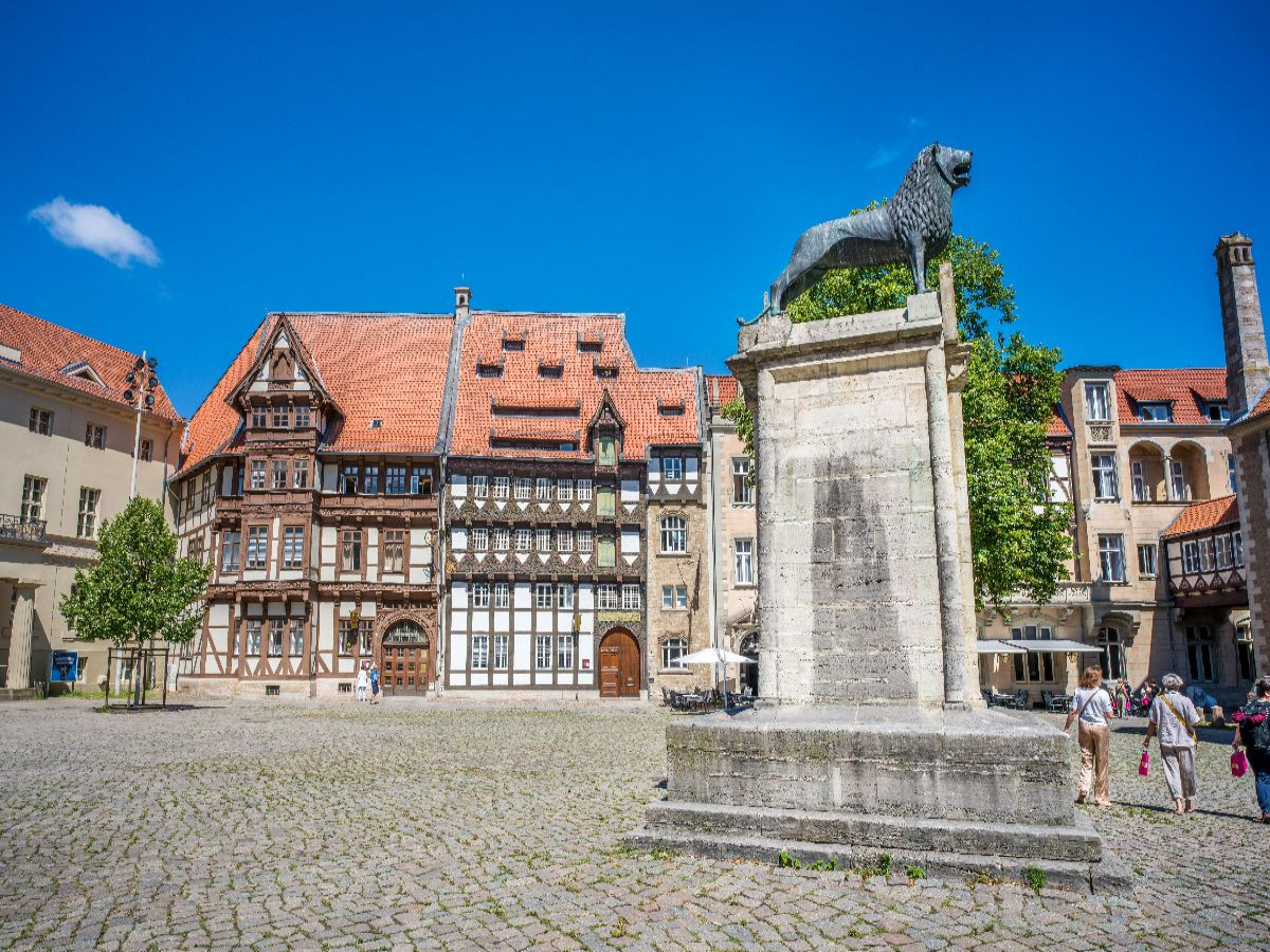 Braunschweiger Löwe und Fachwerkhäuser auf dem Burgplatz