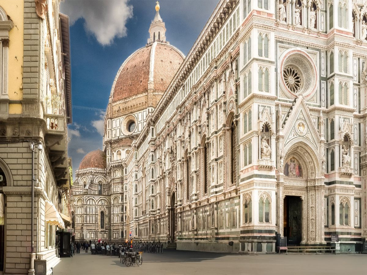 Florenz: Die monumentale Kathedrale Santa Maria del Fiore mit der weltberühmten Brunelleschi-Kuppel und der filigranen Marmorfassade im strahlenden Tageslicht.
