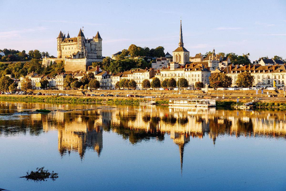 Saumur: Stadtansicht mit Château du Saumur und Kirche Saint-Pierre