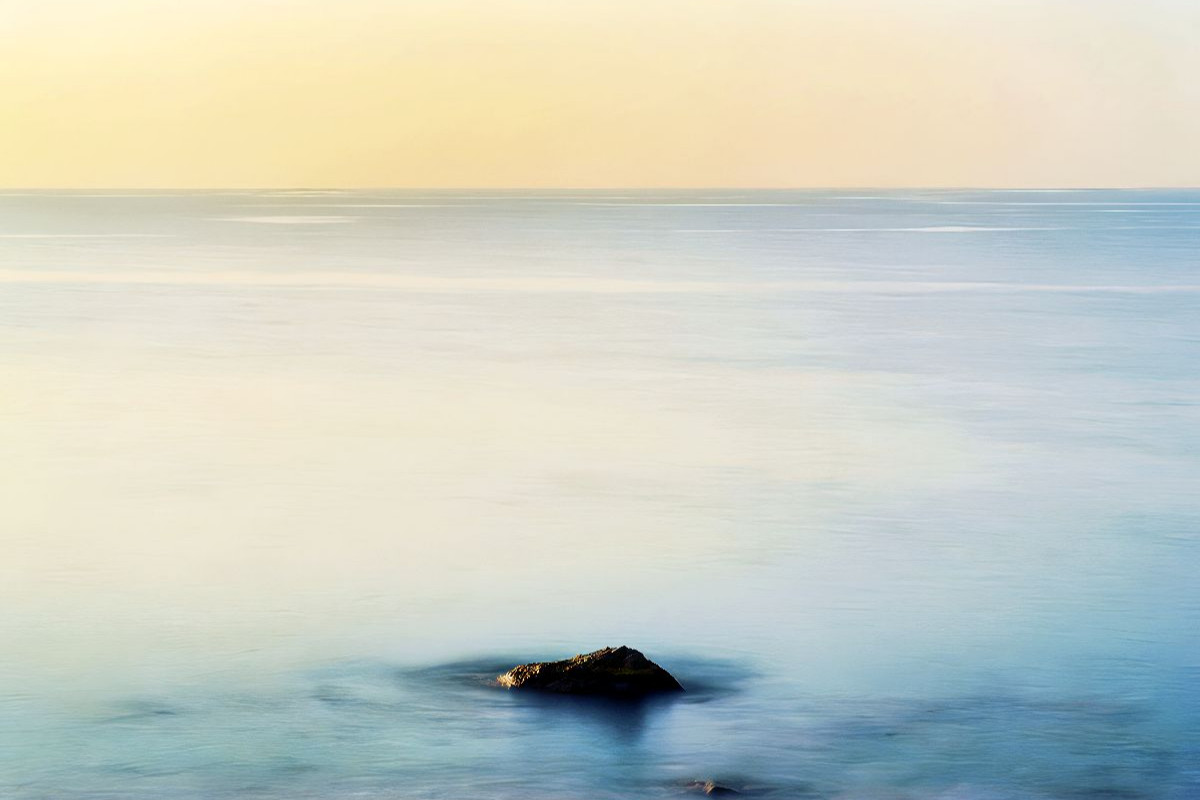 Wo die Linie den Horizont küsst, zart & weit.