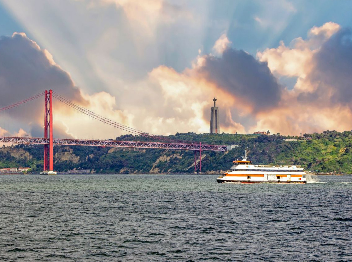 Ponte 25 de Abril und die Cristo-Rei-Statue am Tejo